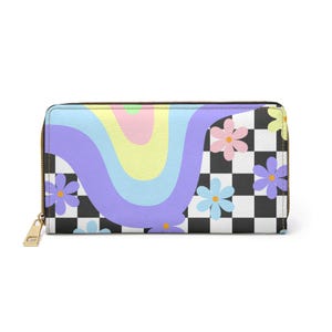 Peut inclure: Un portefeuille rectangulaire à fermeture éclair orné d'un motif à damier noir et blanc, superposé de rayures ondulées pastel en jaune, rose et bleu. Le design est agrémenté de fleurs à cinq pétales dispersées dans des tons rose, violet et bleu clair.