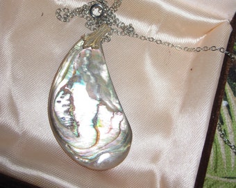 Wonderful vintage silvertone abalone paua shell pendant necklace