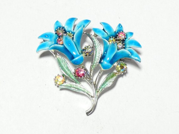 Lovely vintage  enamel rhinestone floral  brooch
