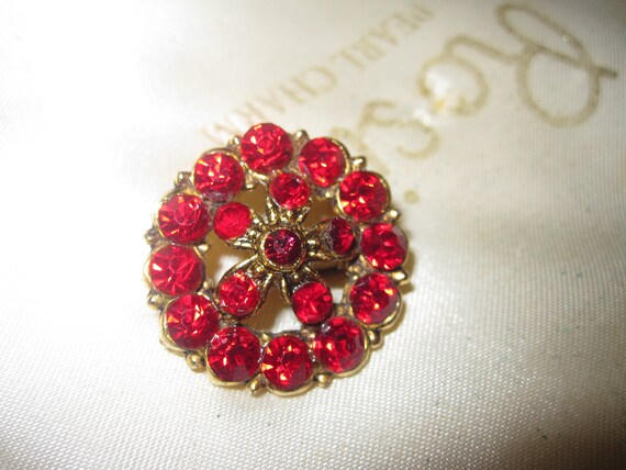 Lovely vintage goldtone  ruby red rhinestone brooch