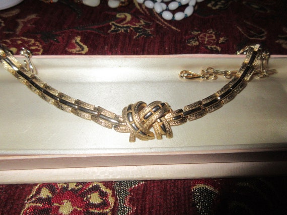 Beautiful vintage goldplated articulated knot feature necklace