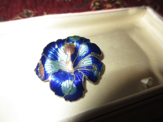 Beautiful vintage cloisonne enamel hibiscus flower brooch