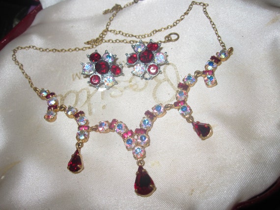 Wonderful vintage goldtone ruby aurora glass necklace and earrings set