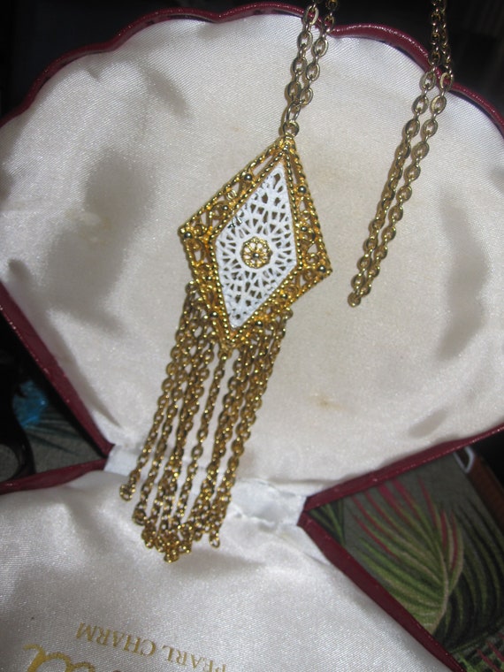 Beautiful vintage goldtone white enamel gold chain tassel pendant necklace