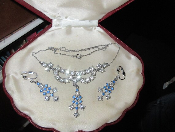 Wonderful vintage silvertone blue glass earrings and  necklace set