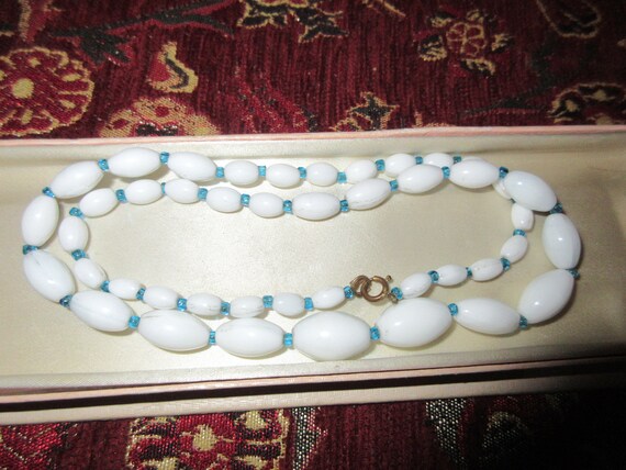 Lovely vintage white glass and blue glass beaded necklace 22"