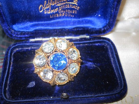 Wonderful vintage goldtone sapphire blue glass foil backed brooch