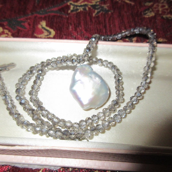 Incantevole aurora boreale grigia da 4 mm e collana con ciondolo di perle Keshi originali da 18"