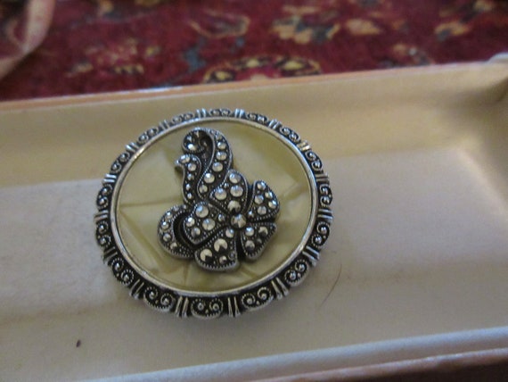 Lovely vintage Germany  silverplated Eloxal pearlkised fx marcasite scarf clip