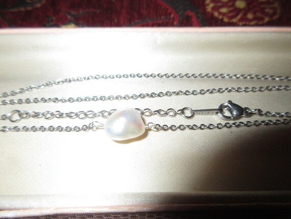 Lovely silverplated 11mm natural white freshwater pearl pendant necklace