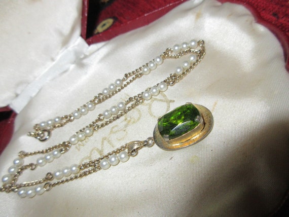 Fabulous vintage gold metal emerald green glass seed pearl pendant necklace