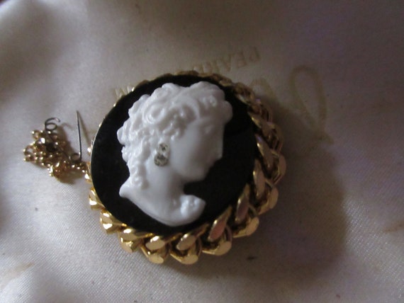 Fabulous Vintage goldtone carved cameo rhinestone brooch