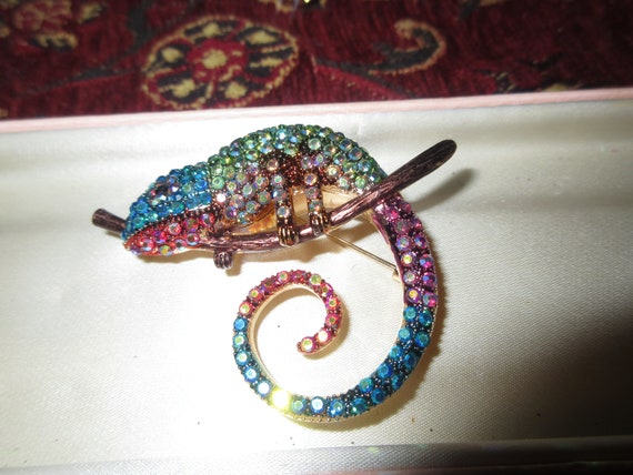 Lovely sparkly aurora borealis glass chameleon brooch 2.4"