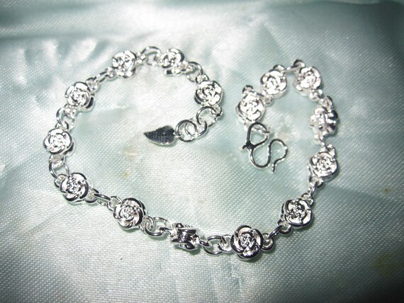 Charming high shine carved rose flower 18ct White Gold Filled Bracelet