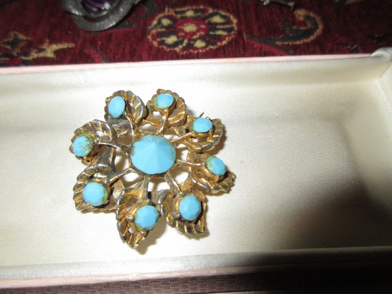 Lovely  vintage goldtone turquoise rhinestone flower  brooch