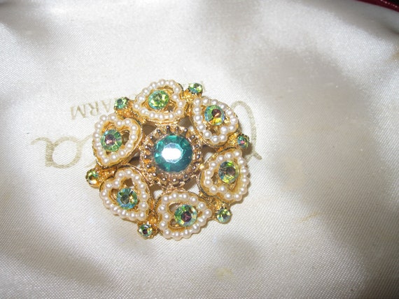 Lovely vintage goldtone seed pearl emerald AB rhinestone glass hearts brooch