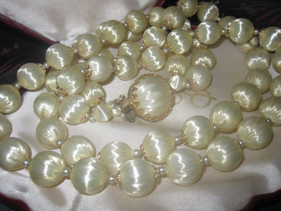 Lovely vintage Deco 2 strand shiny satin thread beaded necklace