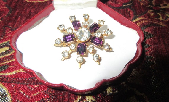 Beautiful vintage Goldplated amethyst purple and clear glass starburst brooch