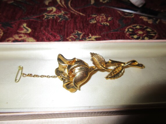 Lovely vintage goldplated  carved rose brooch with safety chain