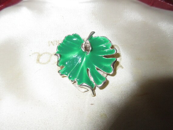 Lovely vintage  silverplated green enamel ivy leaf  scarf clip  or dress clip
