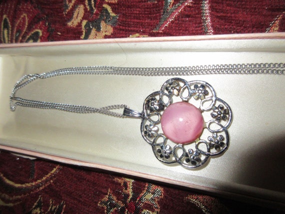 Nice vintage pink opal glass cabochon floral pendant necklace 24"