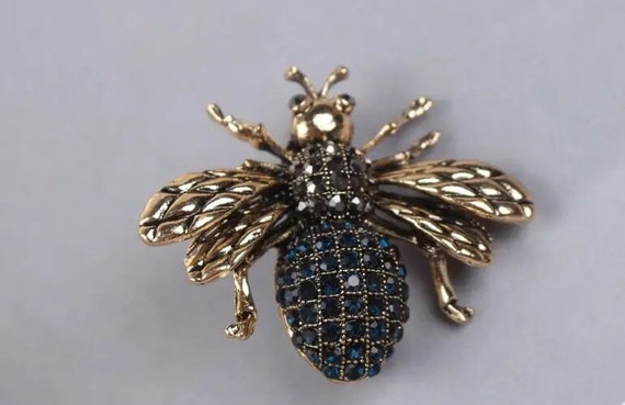 Lovely  goldtone cognac & dark blue glass rhinestone bee bug brooch