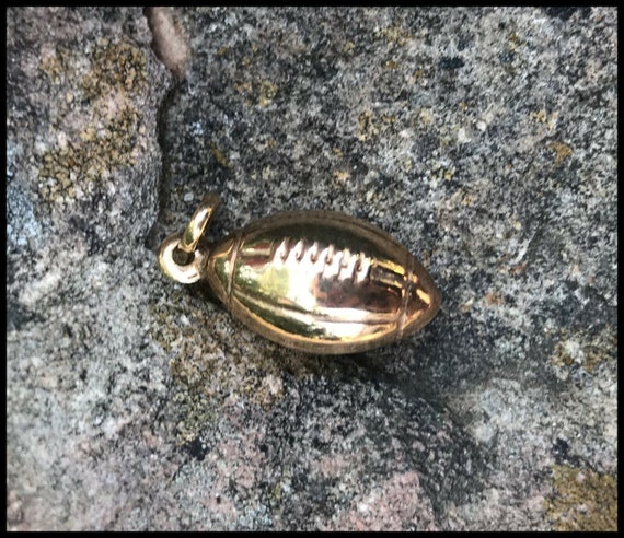 Lovely Vintage  9ct Solid Gold Unoaerre Italy Figural Footy Football NFL Pendant