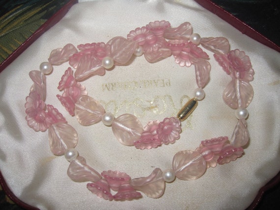 Wonderful vintage pink and clear  lucite fx pearl necklace