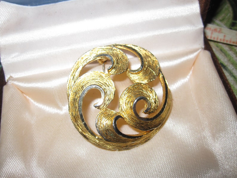 Wonderful vintage goldtone swirly abstract brooch
