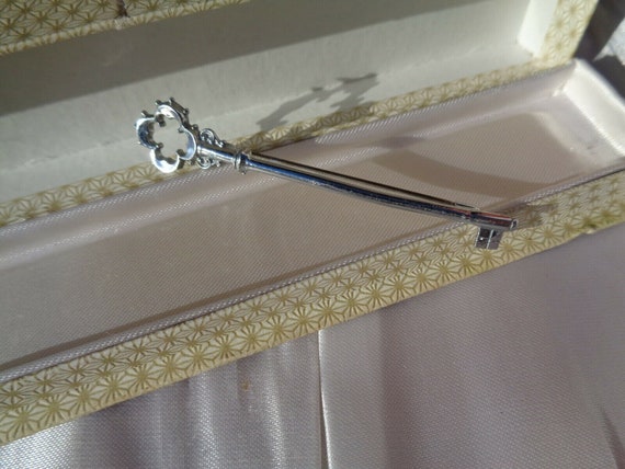 Beautiful vintage silverplated long key bar brooch