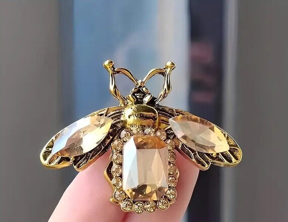 Lovely Deco styled goldtone citrine glass rhinestone bee bug brooch