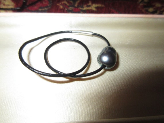 Lovely new handmade genuine 12 mm black pearl on black leather bracelet 8"