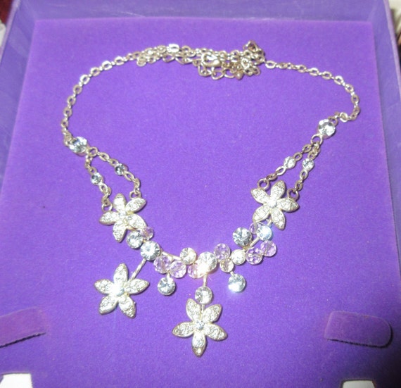 Lovely vintage silvertone  clear  glass rhinestone flower design necklace