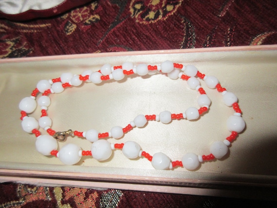 Beautiful  vintage 1950s white and coral red glass necklace