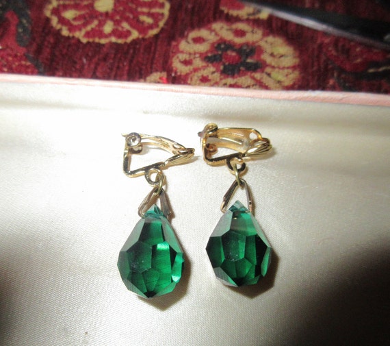 Lovely vintage  pair of emerald green crystal  clip on earrings