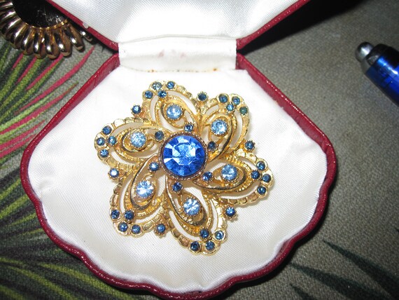 Charming vintage goldtone blue glass flower  brooch