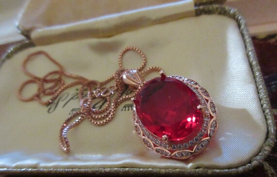 Lovely faceted cranberry red glass crystal pendant rosegold plated necklace