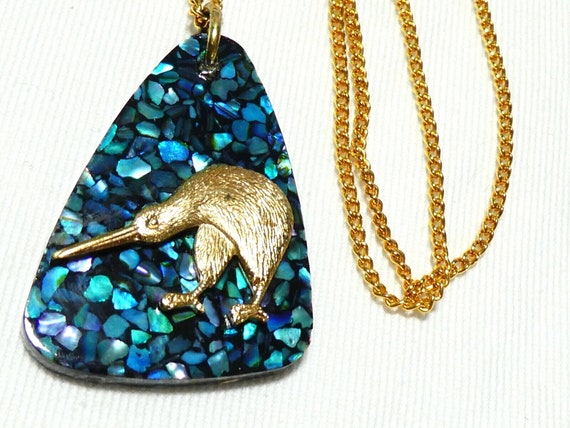 Lovely vintage Goldtone encased Paua Shell & Kiwi Bird pendant necklace