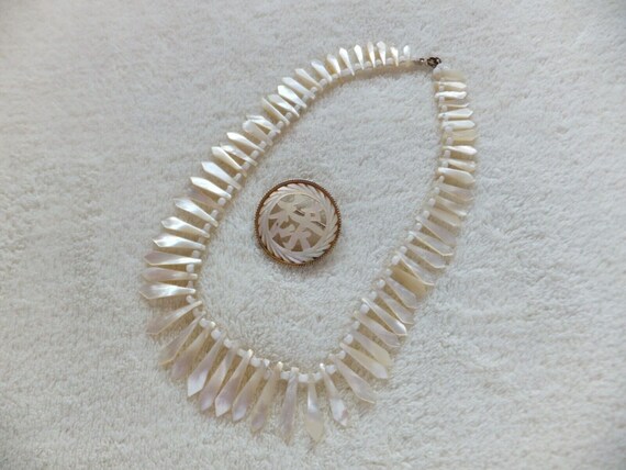 Lovely vintage handcarved mother of pearl necklac… - image 2