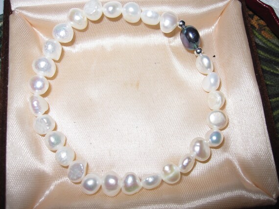 Lovely 6-7 mm cultured freshwater white and black pearl bracelet