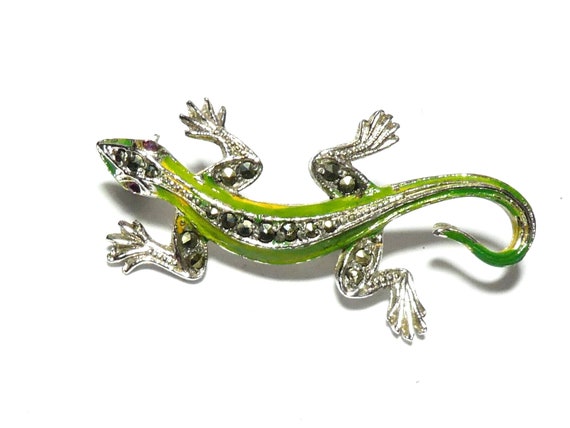 Lovely vintage silvertone green enamel marcasite  lizard brooch