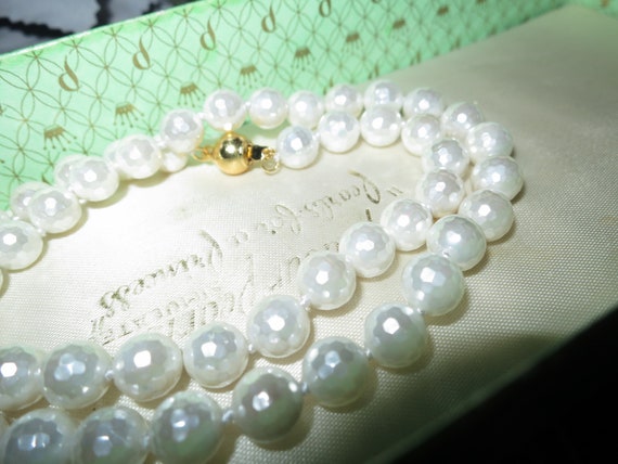 Lovely faceted 8mm iridiscent white high lustre seashell pearl necklace GP clasp