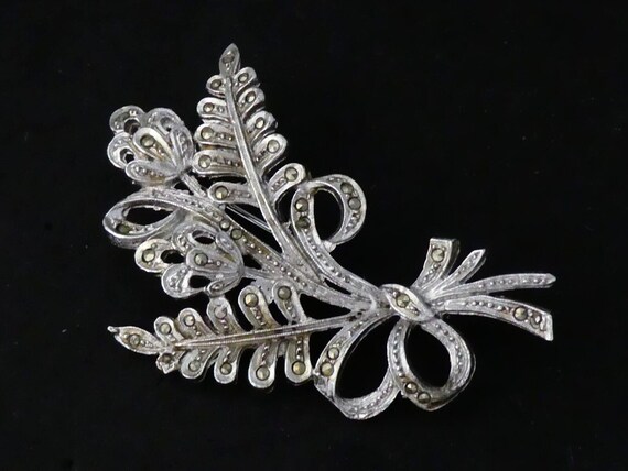 Lovely vintage silvertone marcasite floral brooch