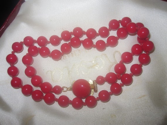 Lovely vintage Deco round red glass necklace with push in clasp