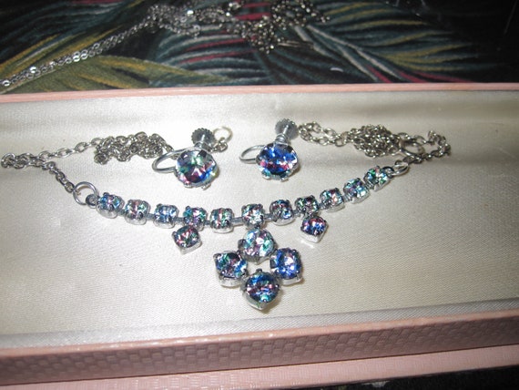 Beautiful vintage silvertone rainbow iris glass rhinestone necklace and earrings set