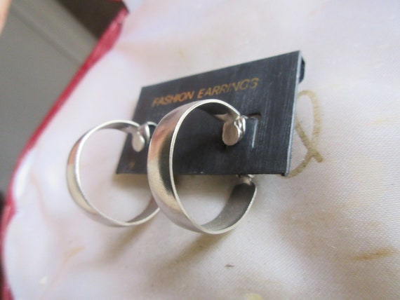 Lovely vintage silvertone hoop  clip on earrings 1"