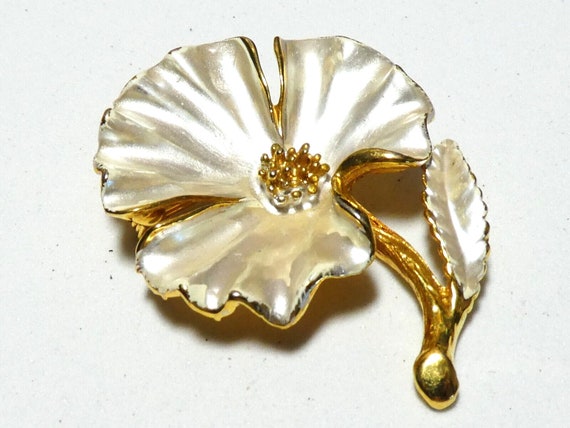 Lovely vintage gold plated signed pearlised enamel flower  brooch