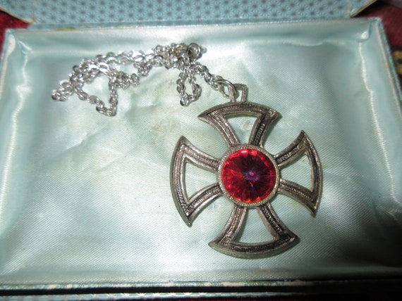 Lovely vintage silvertone  Maltese cross rivoli glass pendant necklace