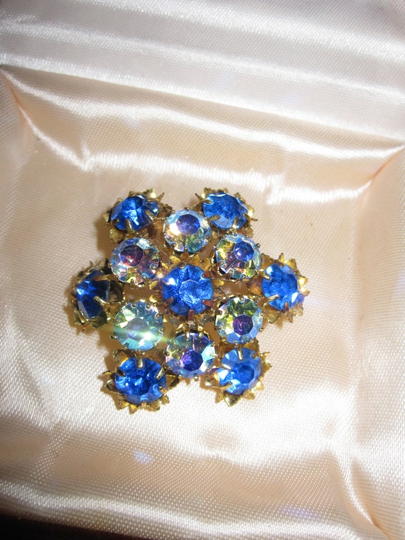 Wonderful vintage goldtone sapphire blue glass aurora borealis brooch