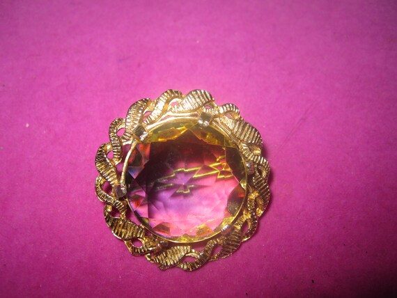 Lovely vintage gold plated framed faceted lemon and blue glass brooch